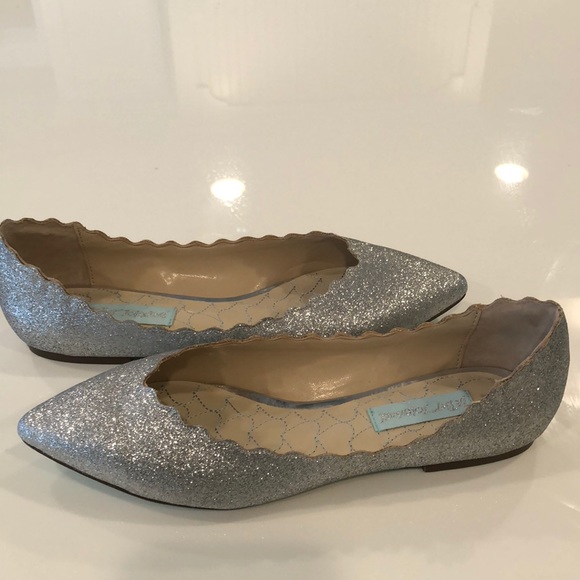 Betsey Johnson Crosbey Silver Flats size 7 1/2 - Picture 3 of 4